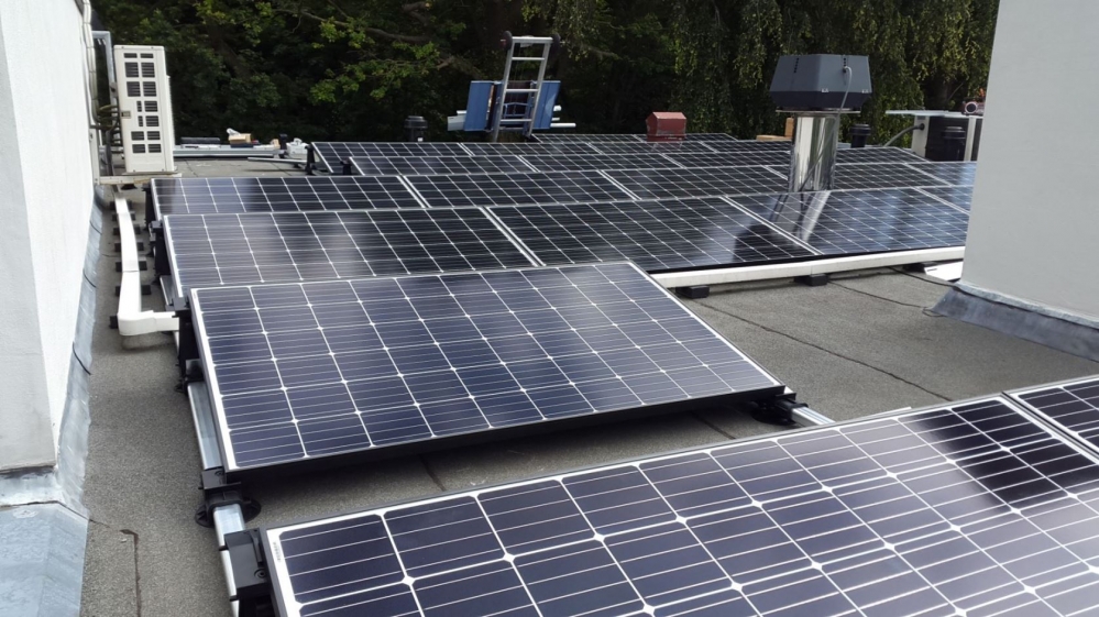 RJ-Elektrotechniek-Elektronische-installaties-en-zonne-energie-zonnepanelen-monteren-dak-woonhuis-Bennebroek