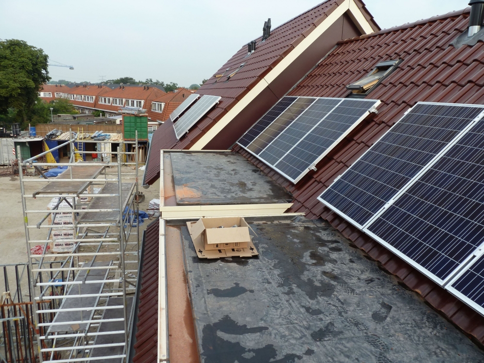 RJ-Elektrotechniek-installeren-zonnepanelen-hellend-dak