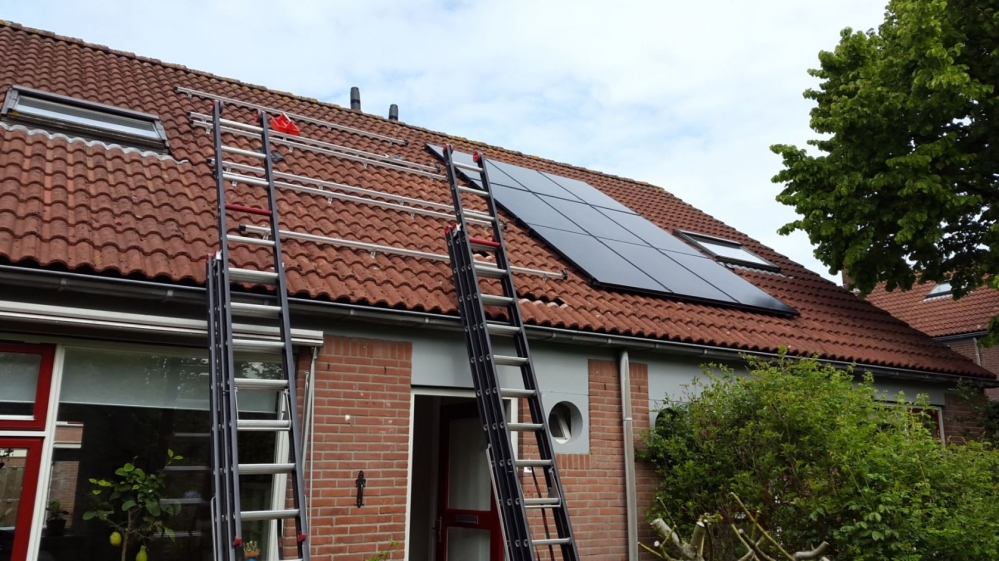 RJ-Elektrotechniek-zonnepanelen-installeren-woonwijk-Eemnes